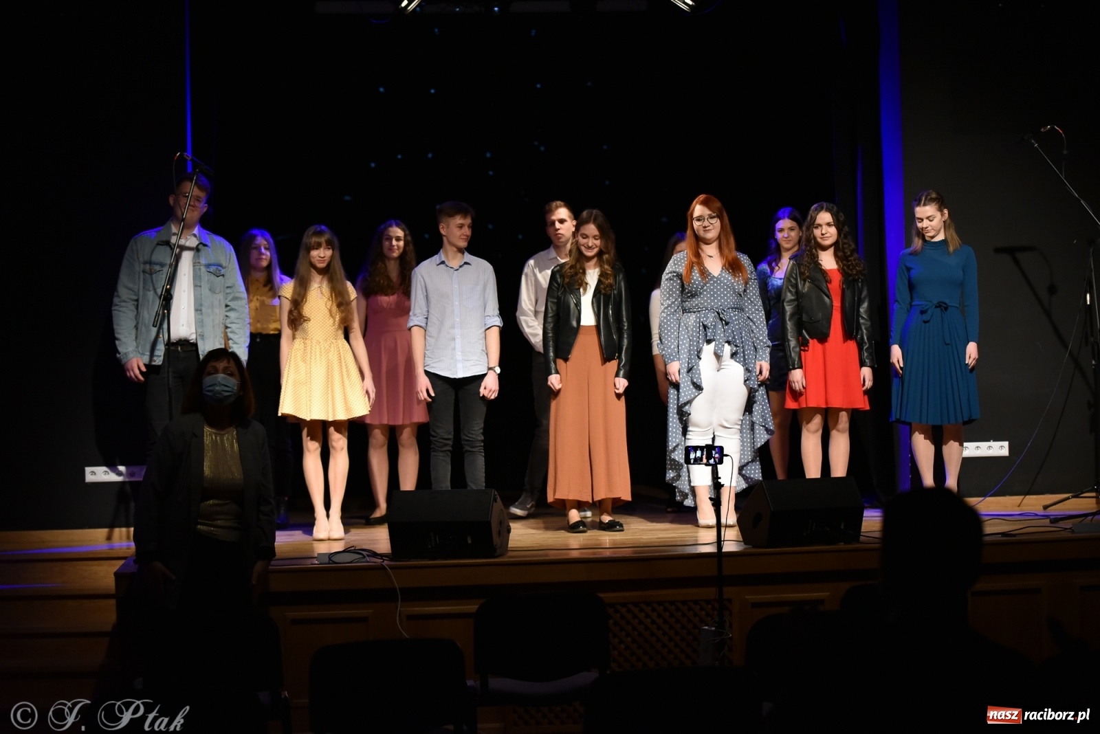 Zdjęcie w galerii na portalu naszraciborz.pl: MIRAŻ walentynkowo w MDK wiadomości z regionu