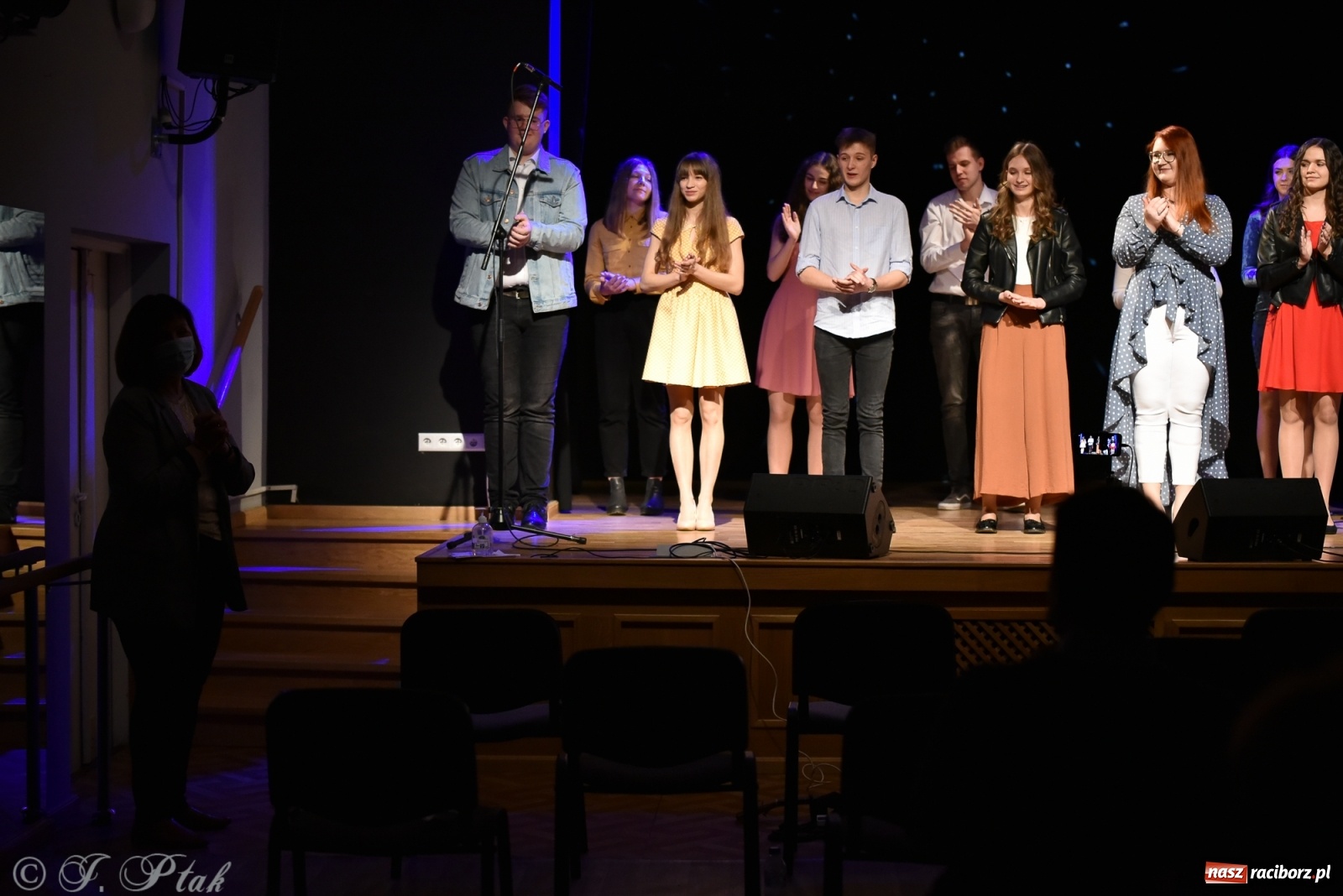 Zdjęcie w galerii na portalu naszraciborz.pl: MIRAŻ walentynkowo w MDK wiadomości z regionu