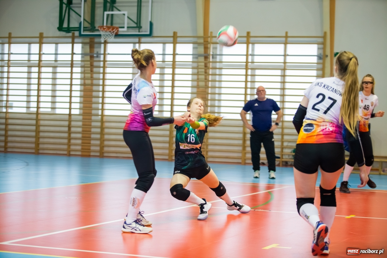 Zdjęcie w galerii na portalu naszraciborz.pl: Raz na wozie, raz pod wozem. Derbowa porażka siatkarek Krzanowic [FOTO i WIDEO] wiadomości z regionu