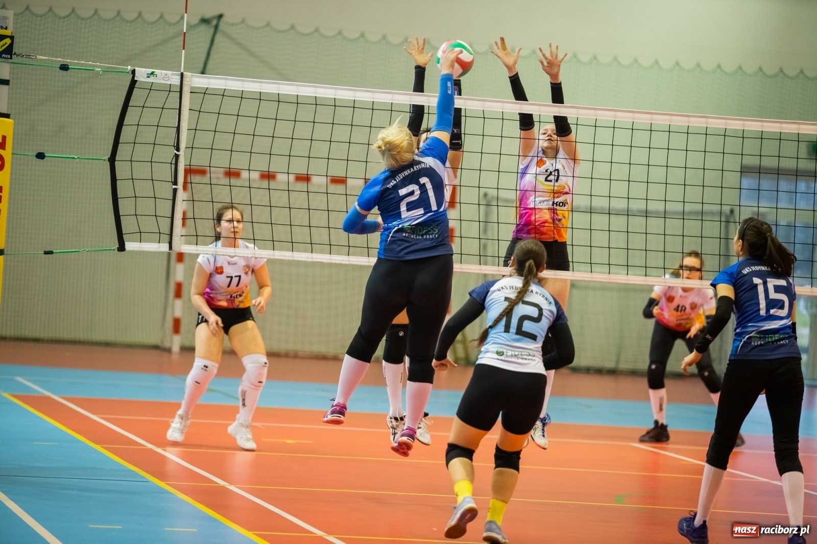 Zdjęcie w galerii na portalu naszraciborz.pl: Raz na wozie, raz pod wozem. Derbowa porażka siatkarek Krzanowic [FOTO i WIDEO] wiadomości z regionu