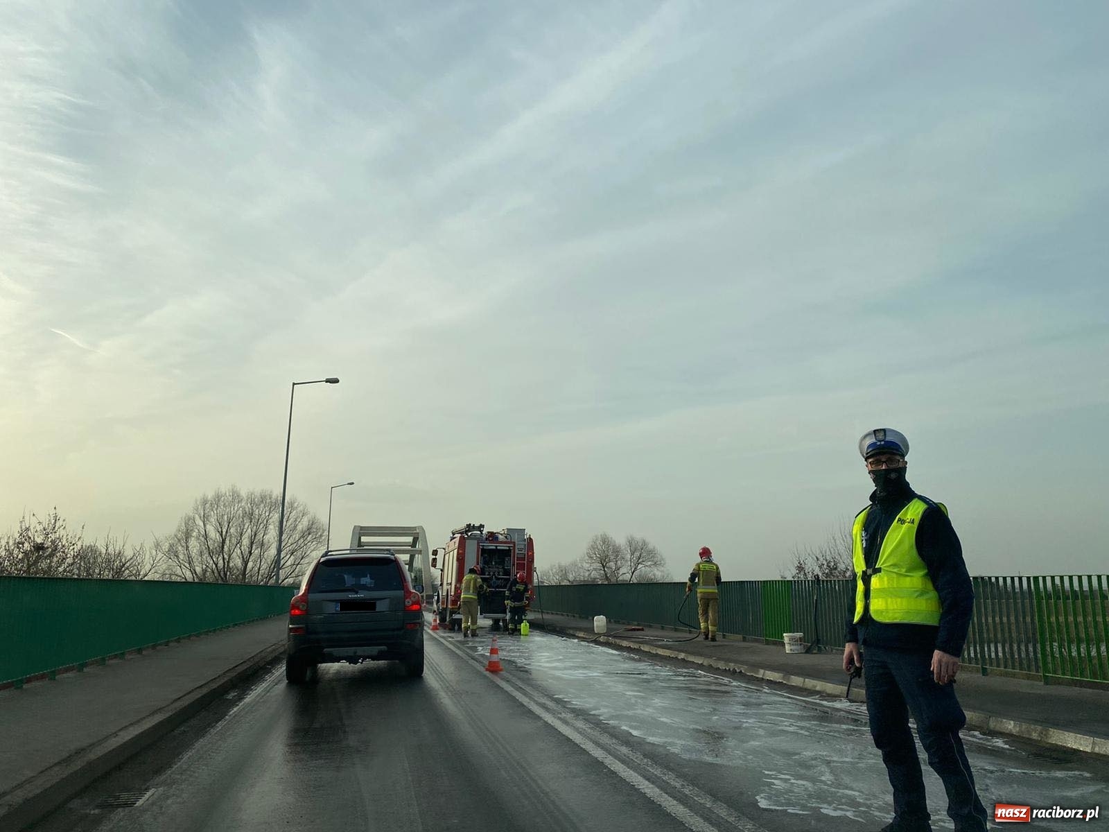 Zdjęcie w galerii na portalu naszraciborz.pl: Raport 998. Pożar drzewa, plama oleju i otwarcie mieszkania wiadomości z regionu