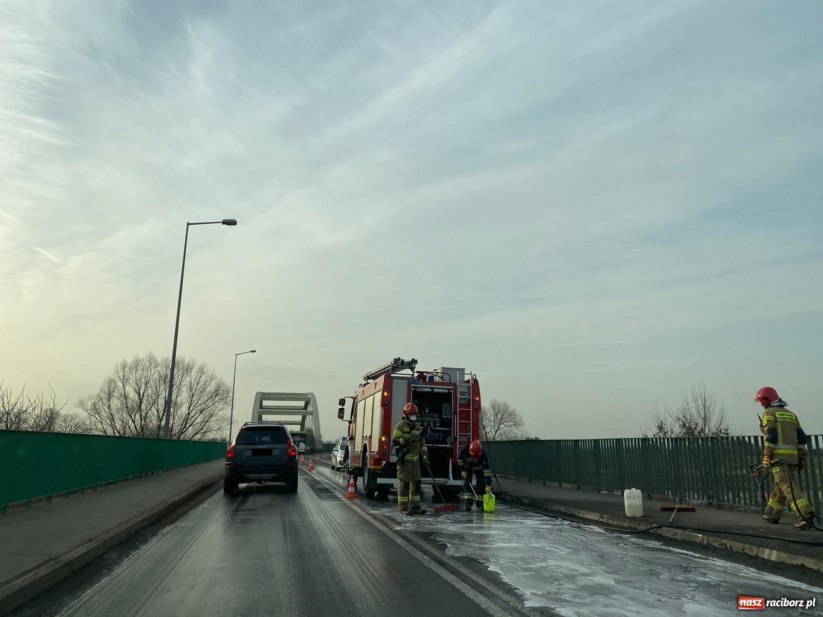 Zdjęcie w galerii na portalu naszraciborz.pl: Raport 998. Pożar drzewa, plama oleju i otwarcie mieszkania wiadomości z regionu