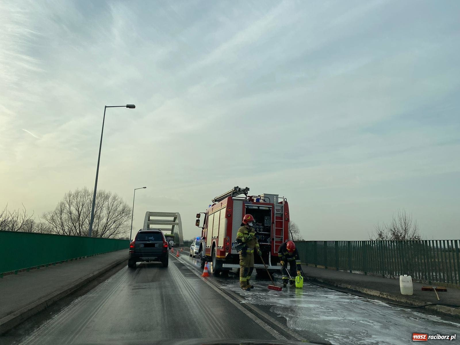 Zdjęcie w galerii na portalu naszraciborz.pl: Raport 998. Pożar drzewa, plama oleju i otwarcie mieszkania wiadomości z regionu