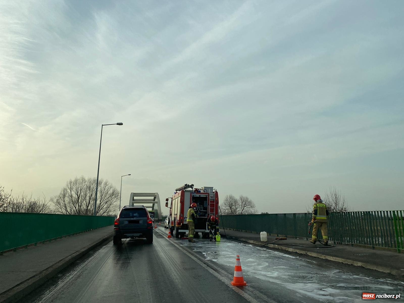 Zdjęcie w galerii na portalu naszraciborz.pl: Raport 998. Pożar drzewa, plama oleju i otwarcie mieszkania wiadomości z regionu