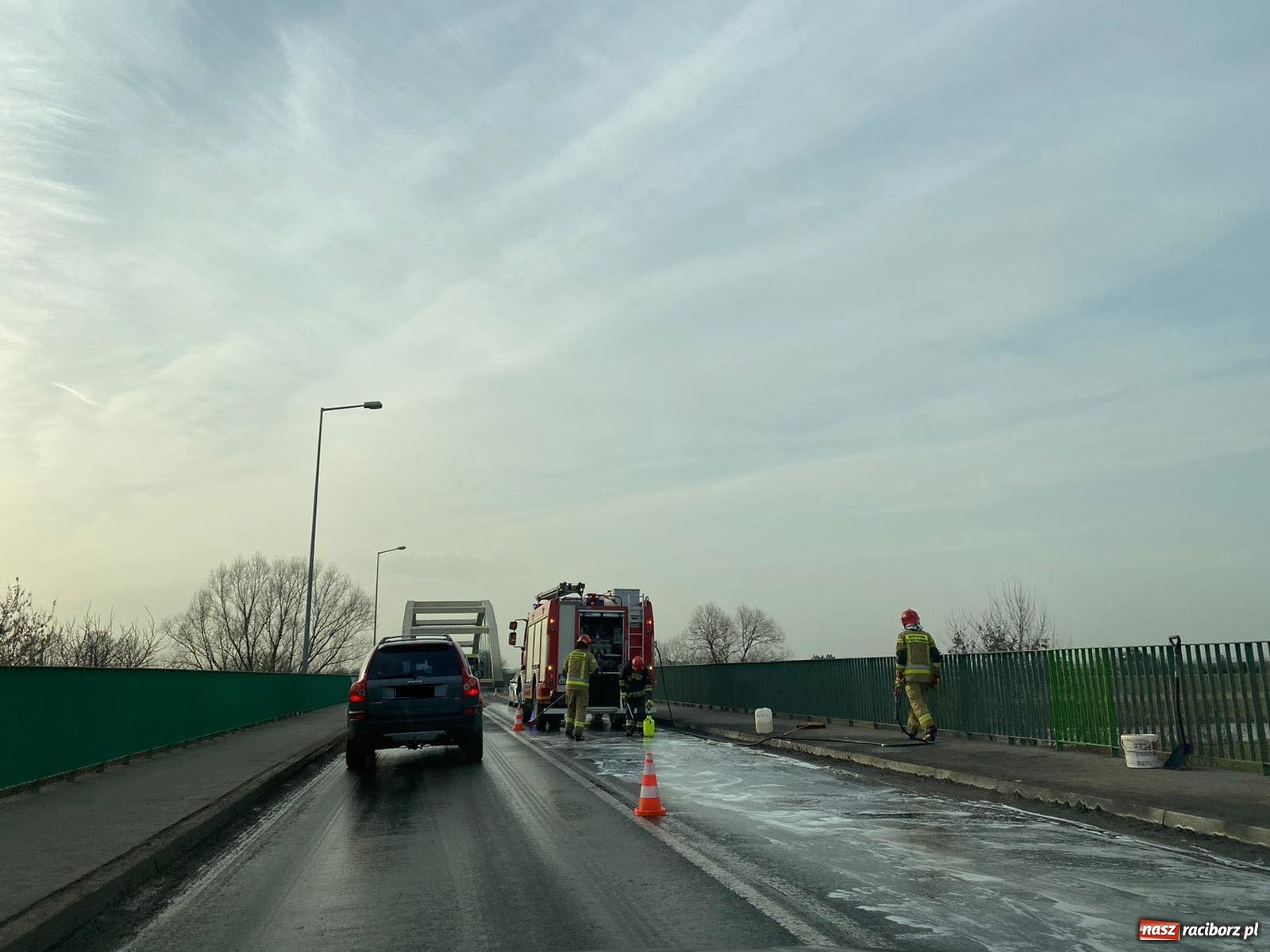 Zdjęcie w galerii na portalu naszraciborz.pl: Raport 998. Pożar drzewa, plama oleju i otwarcie mieszkania wiadomości z regionu