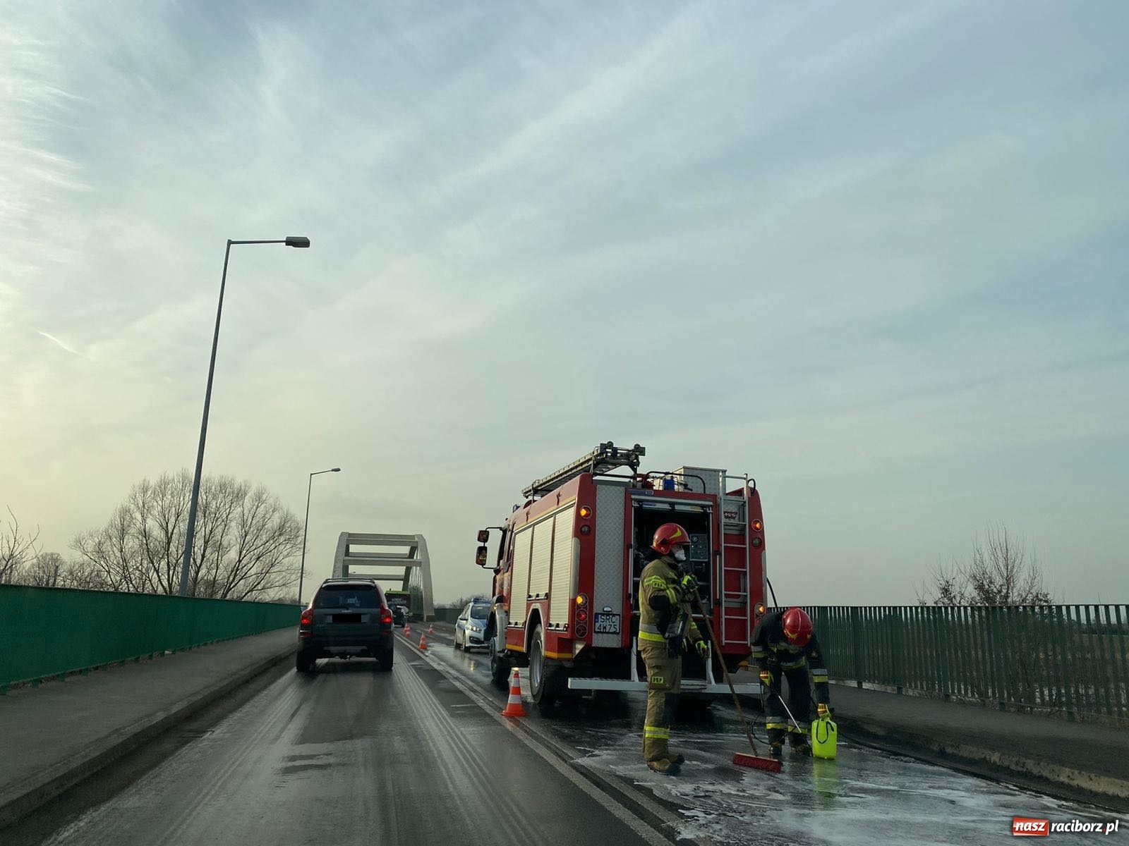 Zdjęcie w galerii na portalu naszraciborz.pl: Raport 998. Pożar drzewa, plama oleju i otwarcie mieszkania wiadomości z regionu