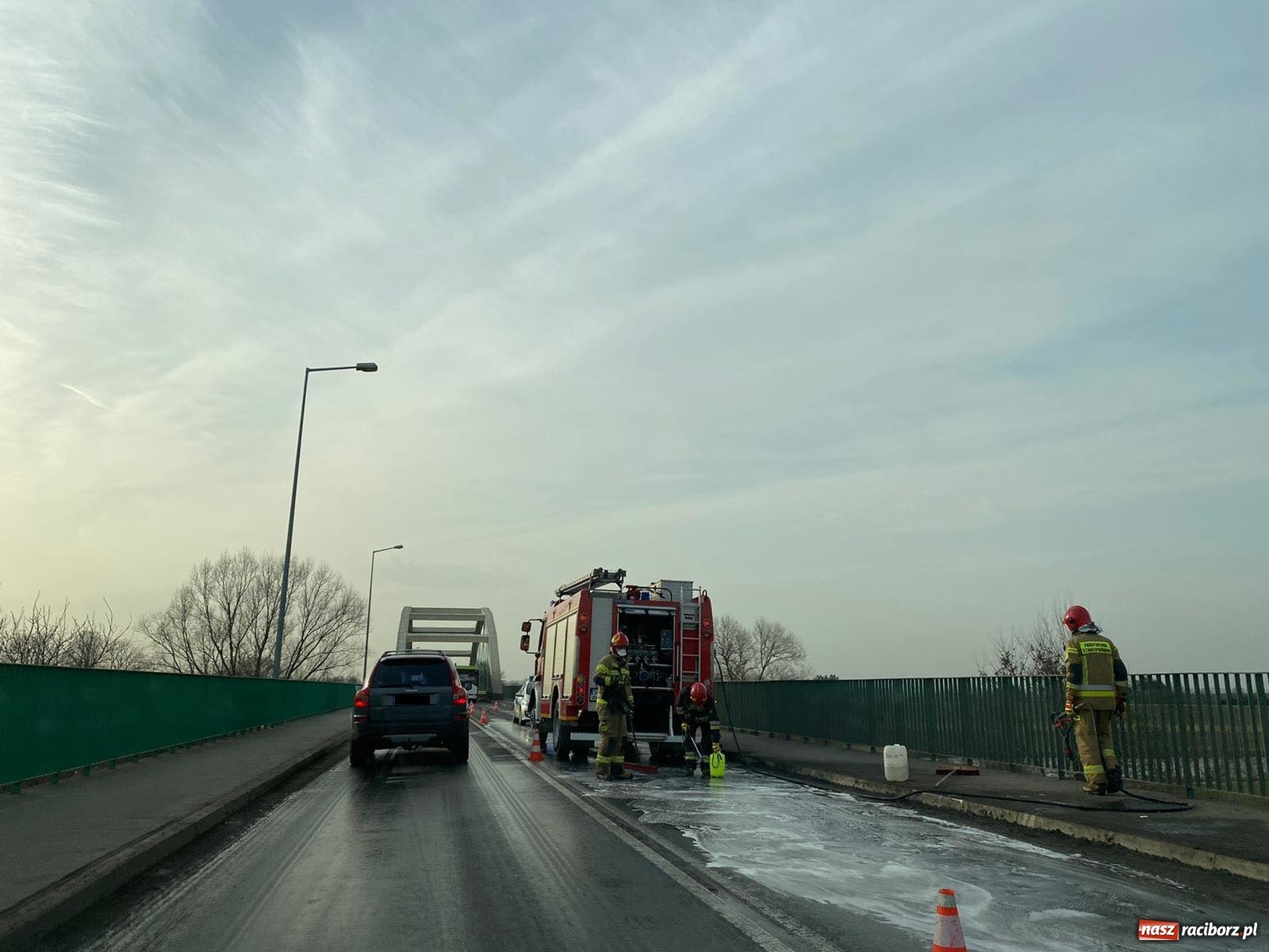 Zdjęcie w galerii na portalu naszraciborz.pl: Raport 998. Pożar drzewa, plama oleju i otwarcie mieszkania wiadomości z regionu