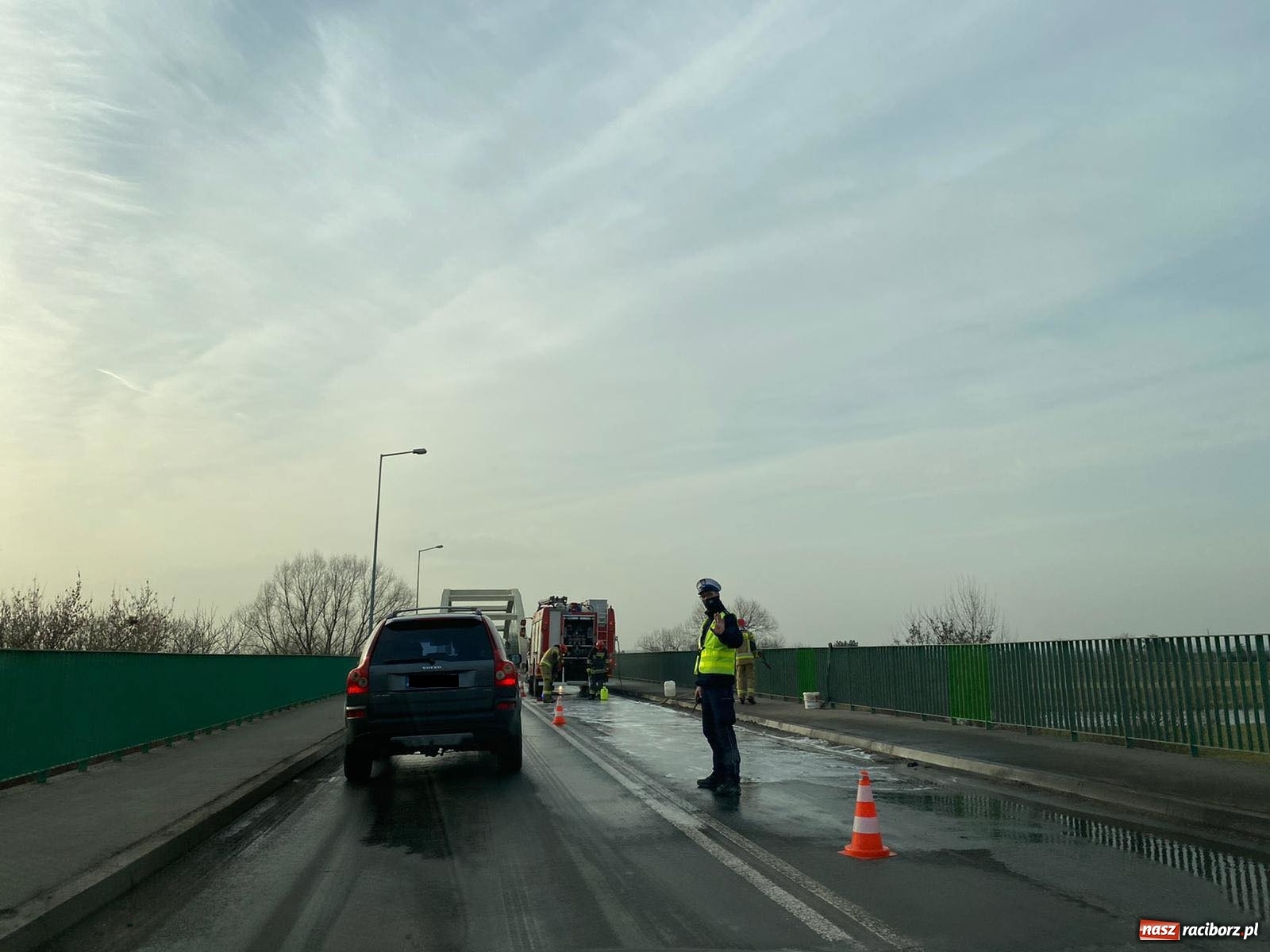 Zdjęcie w galerii na portalu naszraciborz.pl: Raport 998. Pożar drzewa, plama oleju i otwarcie mieszkania wiadomości z regionu