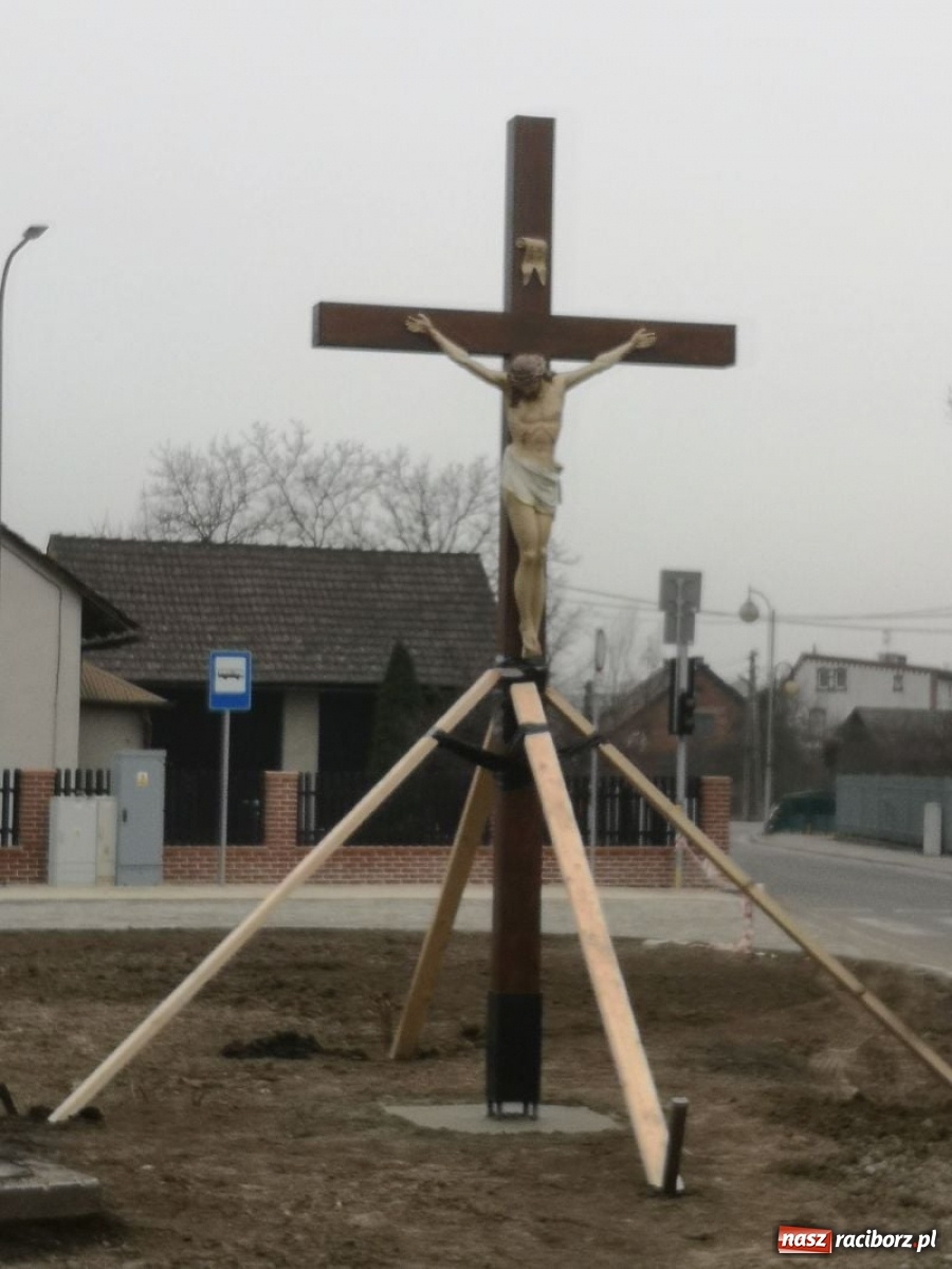 Zdjęcie w galerii na portalu naszraciborz.pl: W Kuźni Raciborskiej stanął nowy krzyż wiadomości z regionu