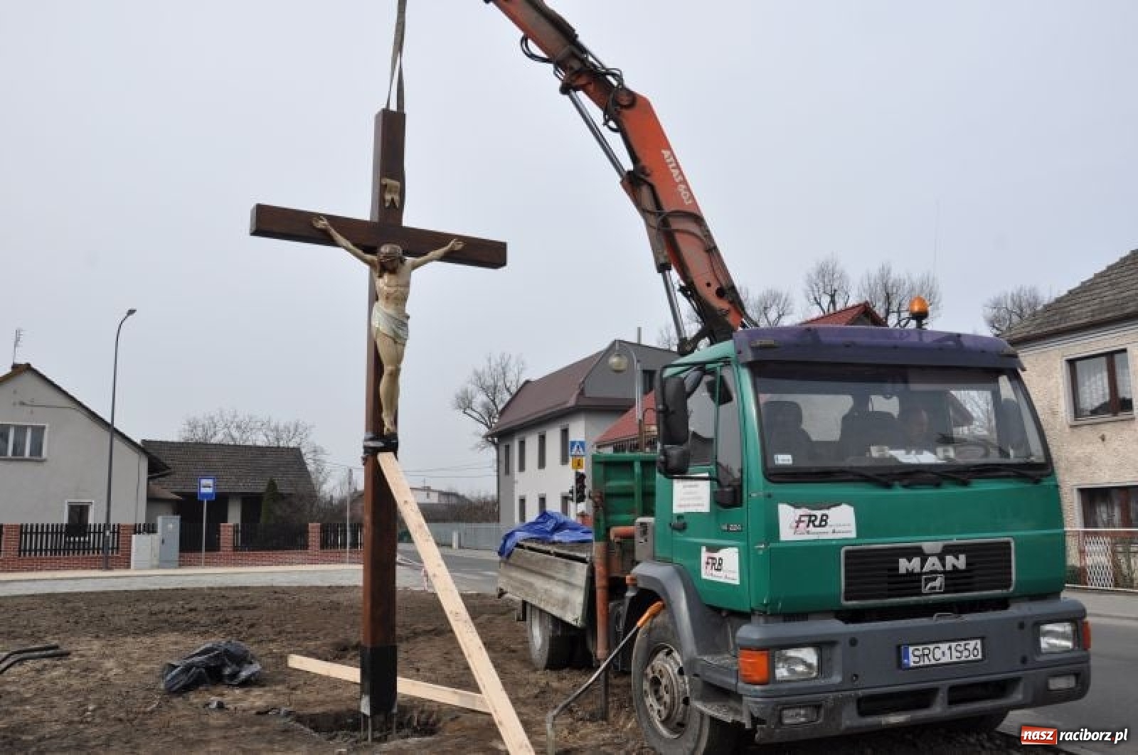 Zdjęcie w galerii na portalu naszraciborz.pl: W Kuźni Raciborskiej stanął nowy krzyż wiadomości z regionu