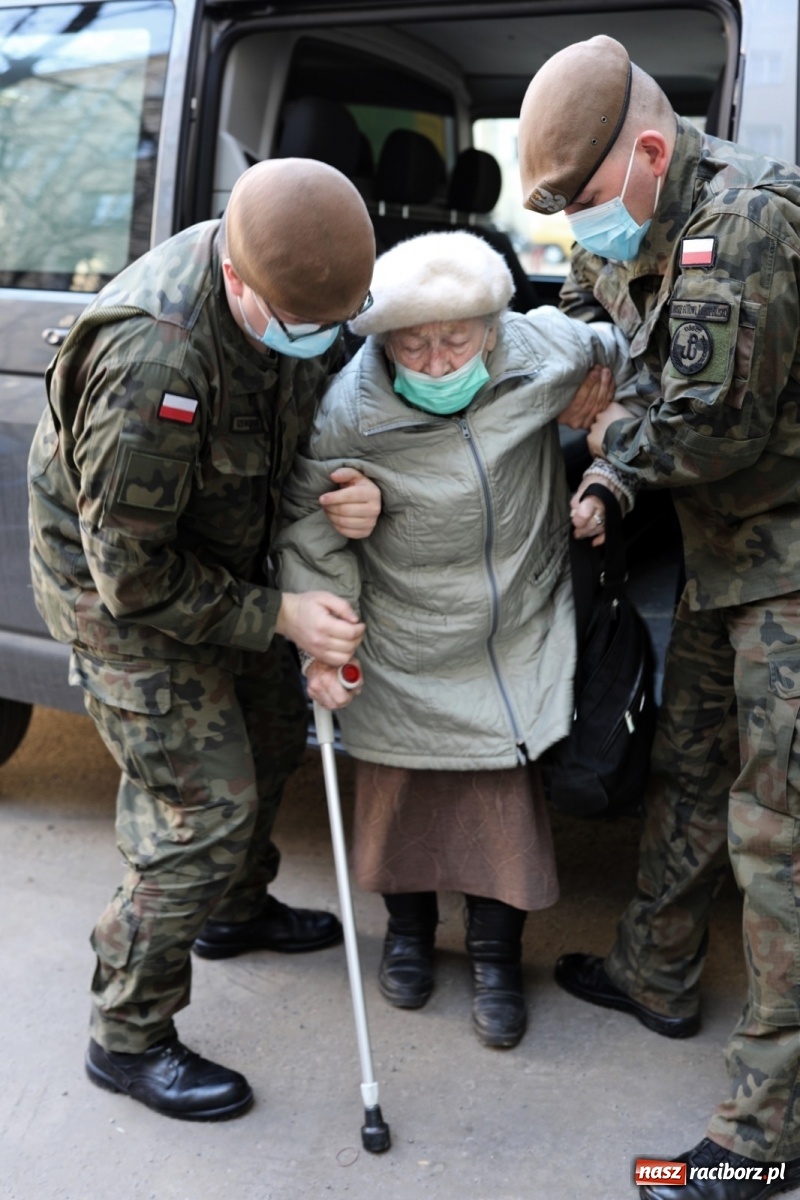 Zdjęcie w galerii na portalu naszraciborz.pl: 13 ŚBOT pomaga w szczepieniu seniorów wiadomości z regionu