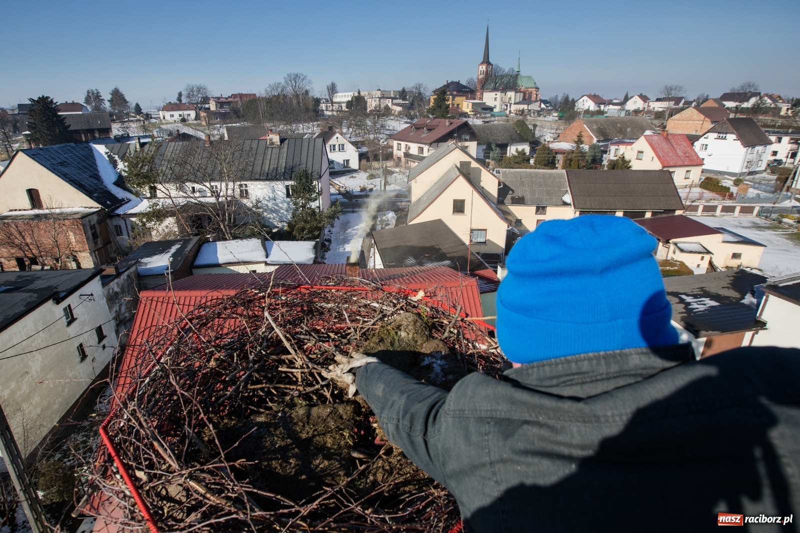 Zdjęcie w galerii na portalu naszraciborz.pl: Strażacy z Gminy Krzanowice pomagają bocianom wiadomości z regionu