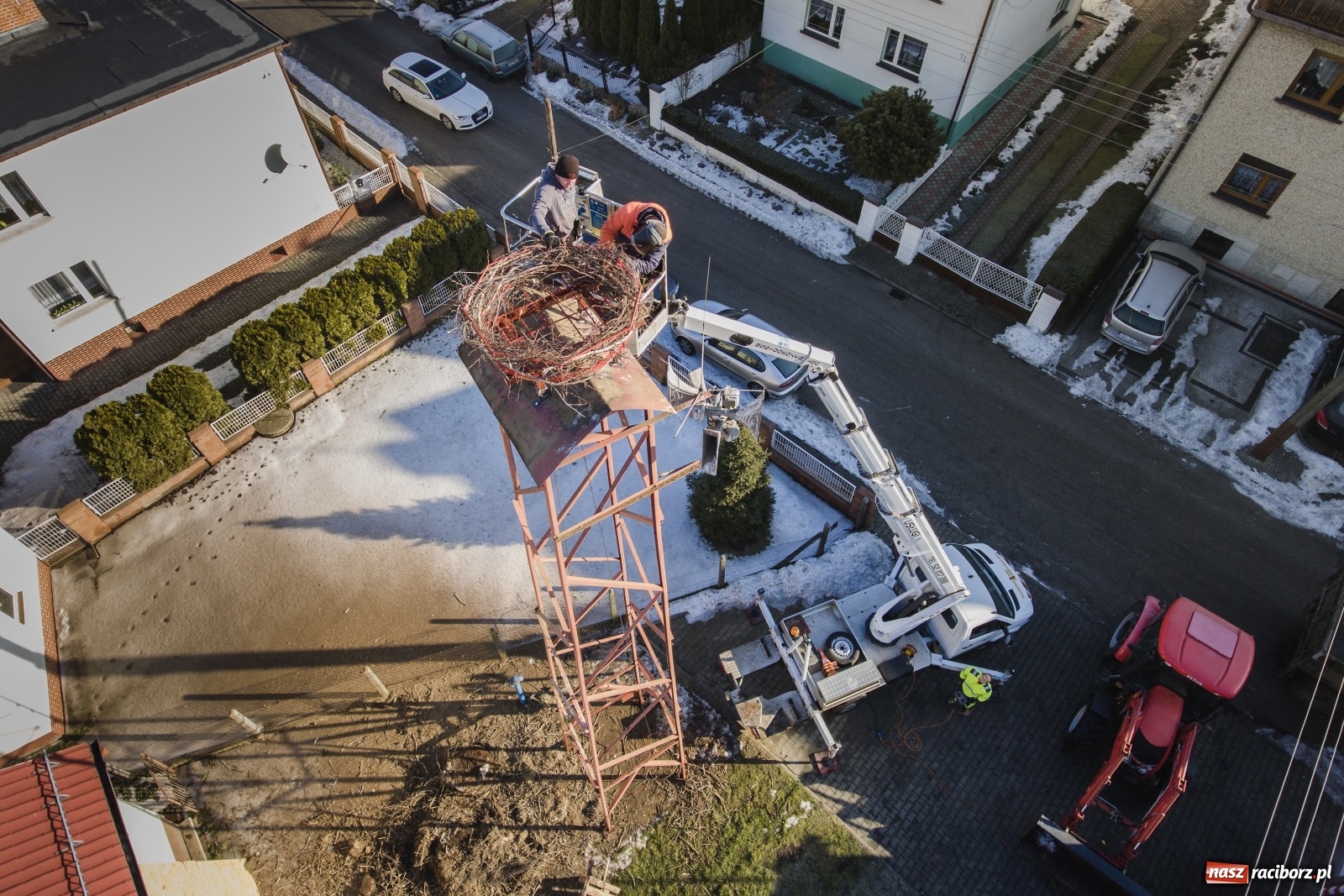 Zdjęcie w galerii na portalu naszraciborz.pl: Strażacy z Gminy Krzanowice pomagają bocianom wiadomości z regionu