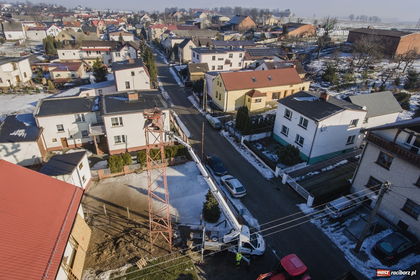 Zdjęcie w galerii na portalu naszraciborz.pl: Strażacy z Gminy Krzanowice pomagają bocianom wiadomości z regionu