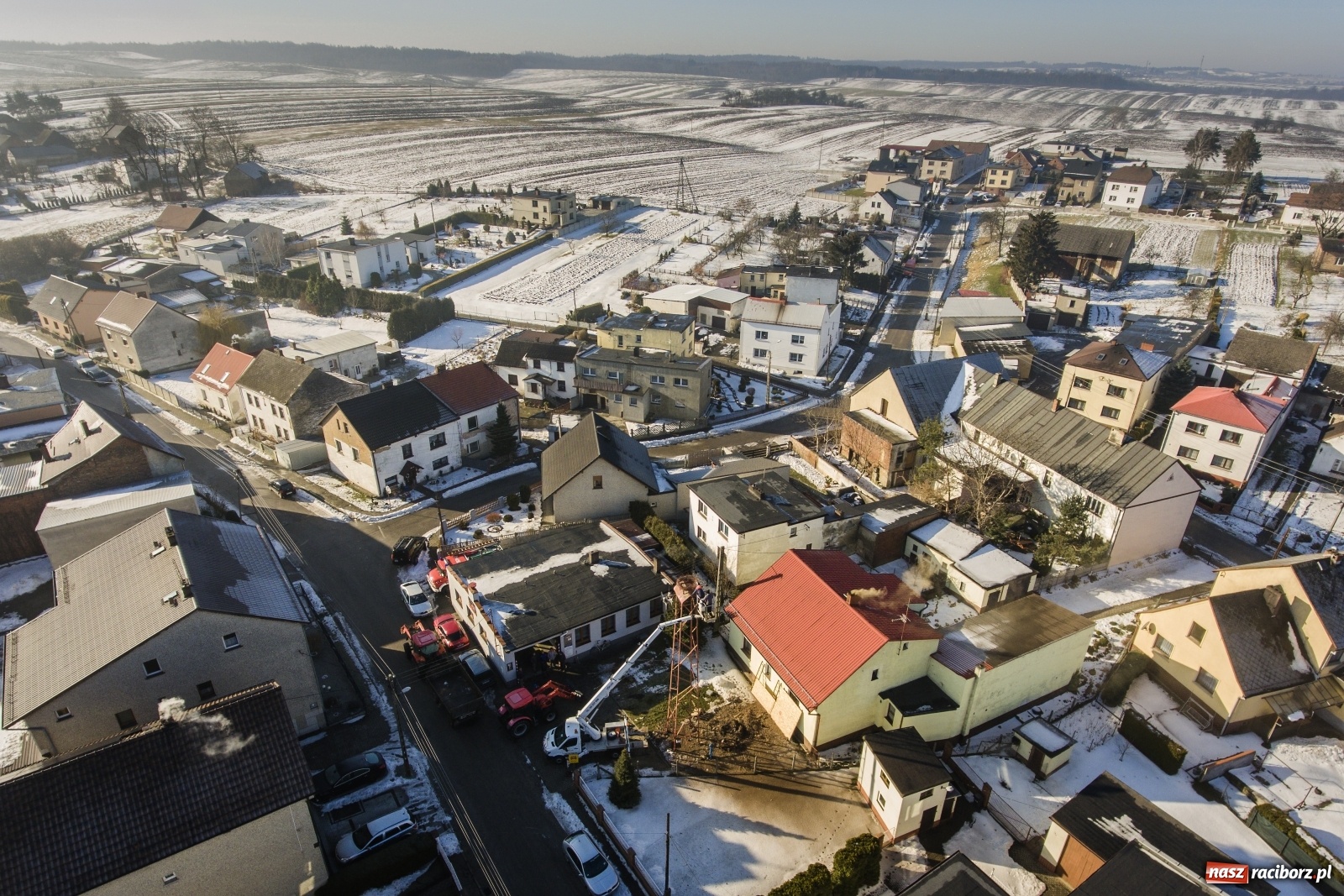 Zdjęcie w galerii na portalu naszraciborz.pl: Strażacy z Gminy Krzanowice pomagają bocianom wiadomości z regionu