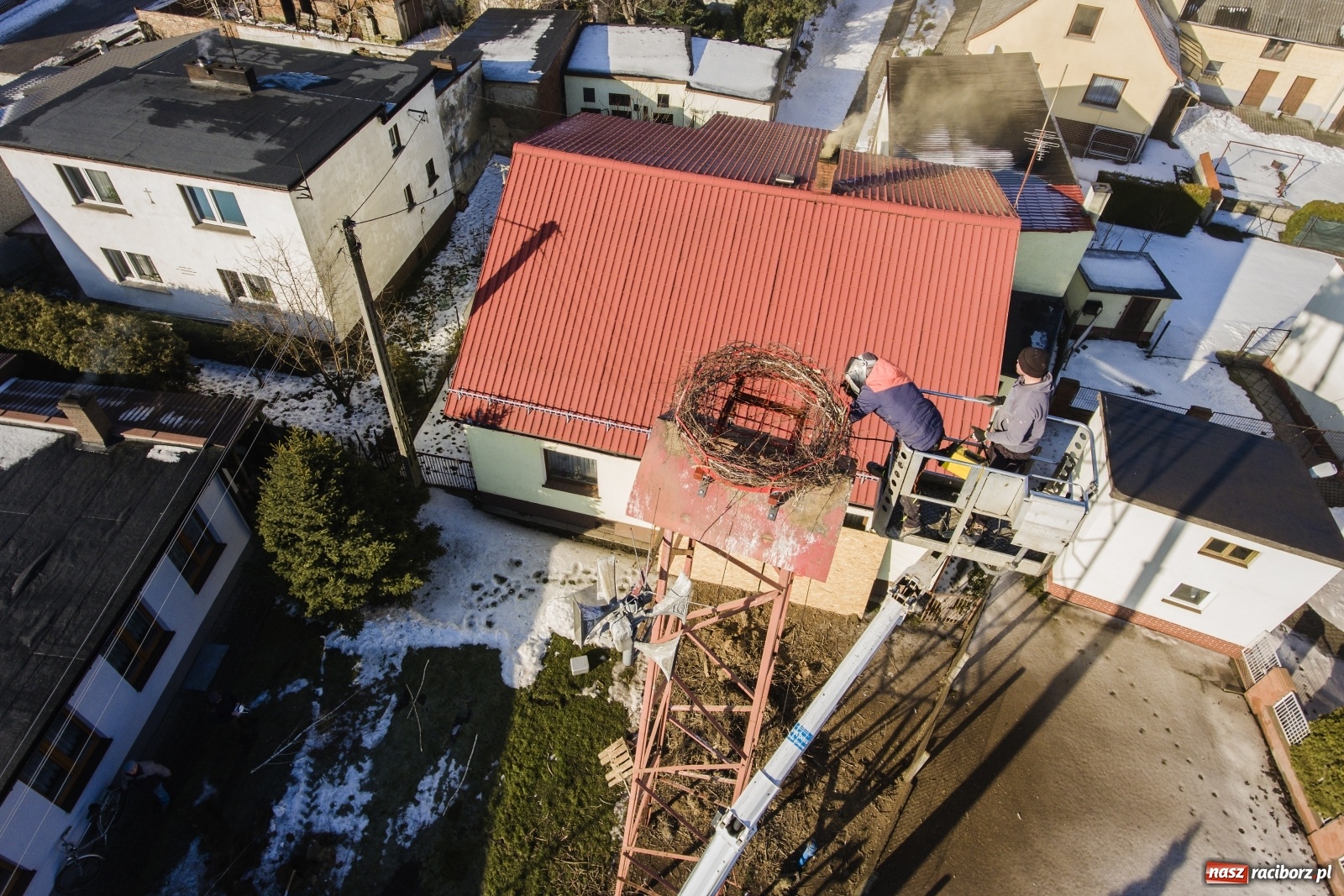 Zdjęcie w galerii na portalu naszraciborz.pl: Strażacy z Gminy Krzanowice pomagają bocianom wiadomości z regionu