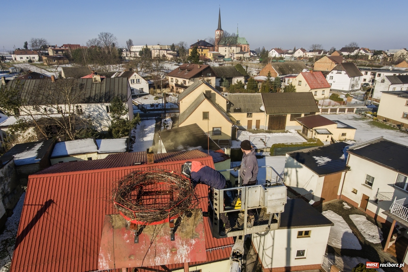 Zdjęcie w galerii na portalu naszraciborz.pl: Strażacy z Gminy Krzanowice pomagają bocianom wiadomości z regionu