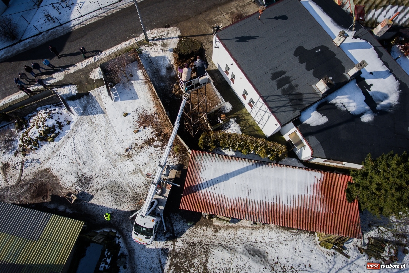 Zdjęcie w galerii na portalu naszraciborz.pl: Strażacy z Gminy Krzanowice pomagają bocianom wiadomości z regionu