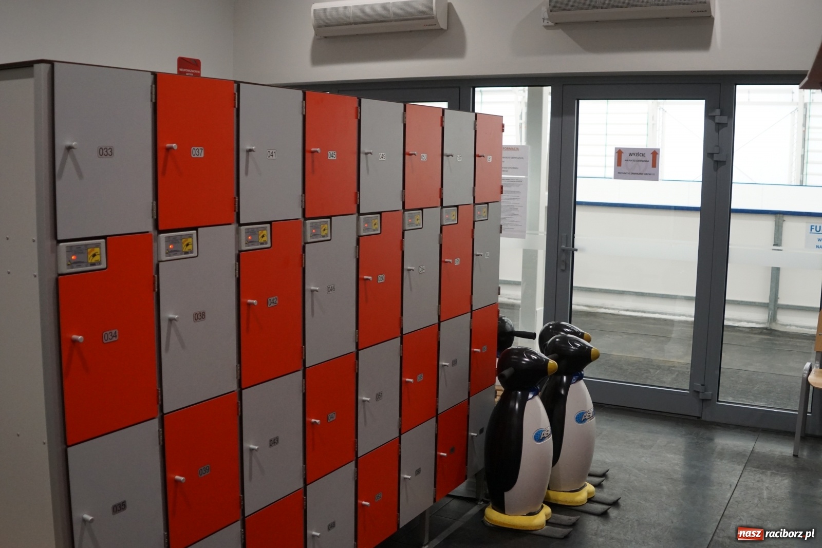 Zdjęcie w galerii na portalu naszraciborz.pl: Z lodowiska na Rynku skorzystało ponad 5 tysięcy osób wiadomości z regionu