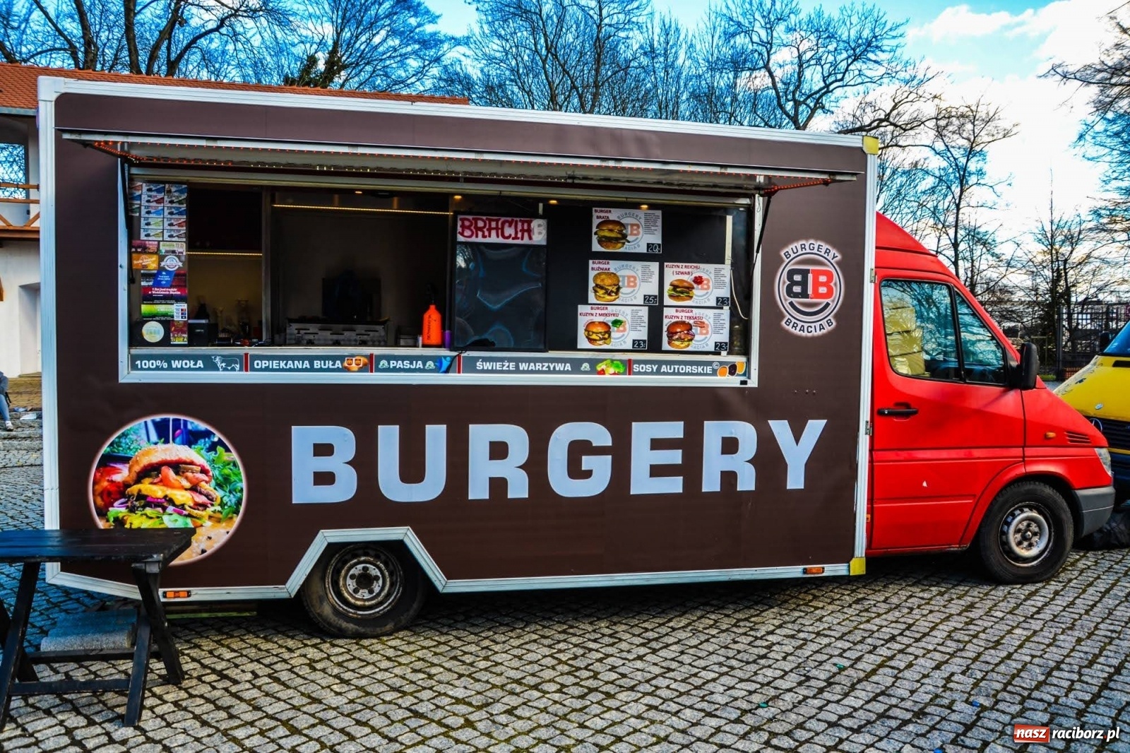 Zdjęcie w galerii na portalu naszraciborz.pl: Food trucki zaparkowały na zamkowym dziedzińcu wiadomości z regionu