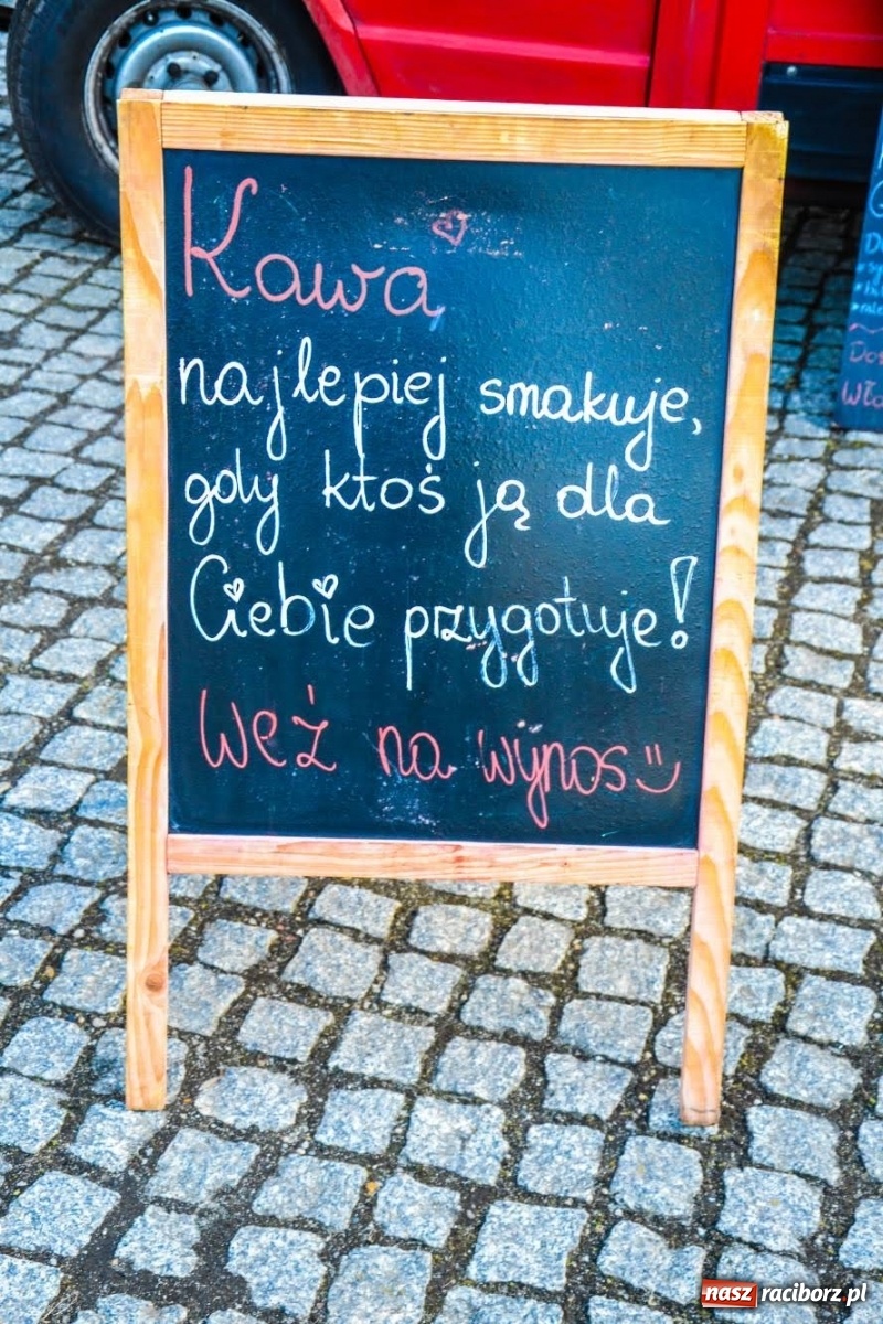 Zdjęcie w galerii na portalu naszraciborz.pl: Food trucki zaparkowały na zamkowym dziedzińcu wiadomości z regionu