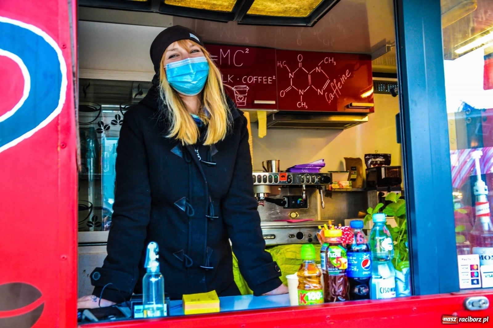 Zdjęcie w galerii na portalu naszraciborz.pl: Food trucki zaparkowały na zamkowym dziedzińcu wiadomości z regionu