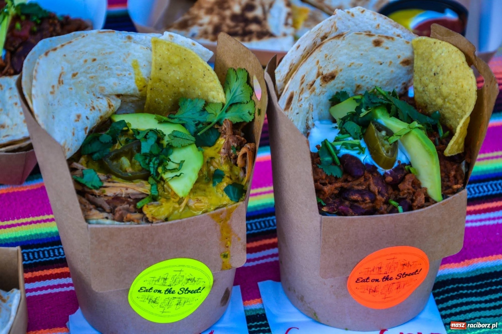 Zdjęcie w galerii na portalu naszraciborz.pl: Food trucki zaparkowały na zamkowym dziedzińcu wiadomości z regionu