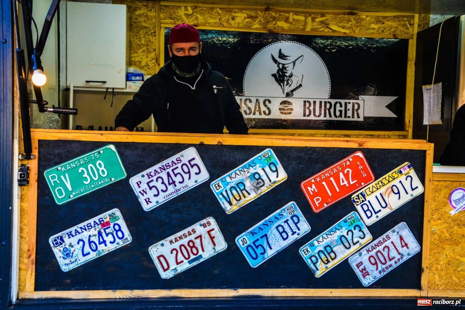 Zdjęcie w galerii na portalu naszraciborz.pl: Food trucki zaparkowały na zamkowym dziedzińcu wiadomości z regionu