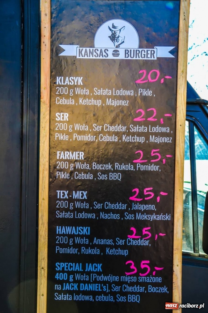 Zdjęcie w galerii na portalu naszraciborz.pl: Food trucki zaparkowały na zamkowym dziedzińcu wiadomości z regionu