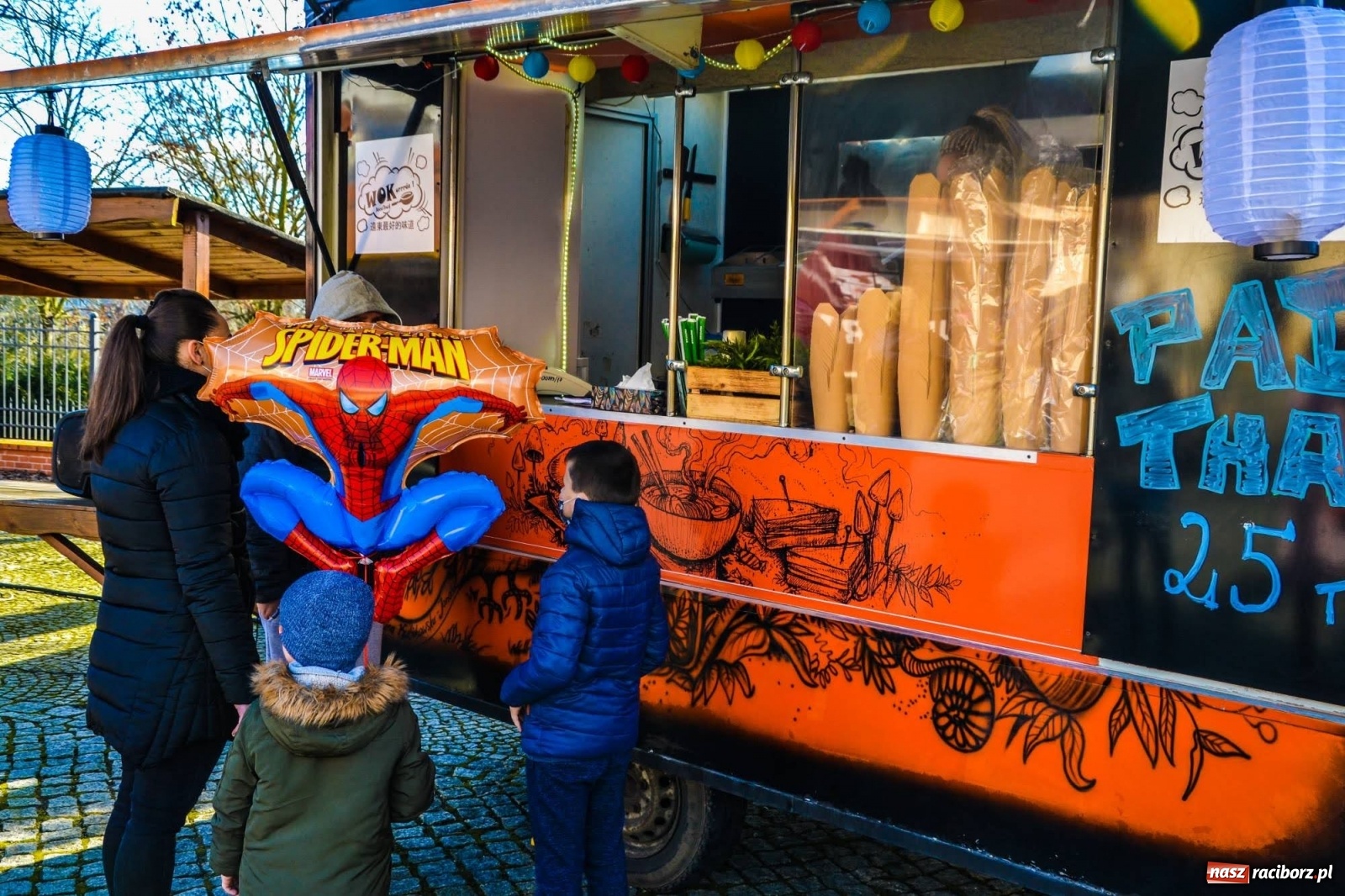 Zdjęcie w galerii na portalu naszraciborz.pl: Food trucki zaparkowały na zamkowym dziedzińcu wiadomości z regionu