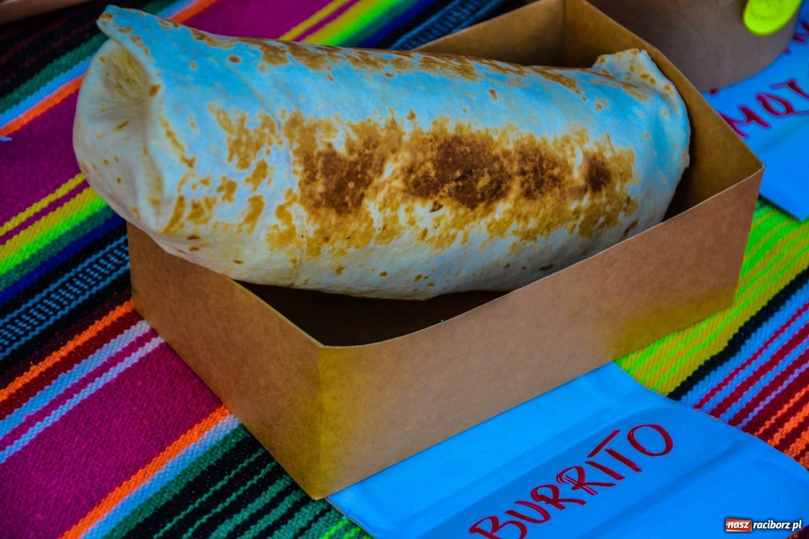 Zdjęcie w galerii na portalu naszraciborz.pl: Food trucki zaparkowały na zamkowym dziedzińcu wiadomości z regionu