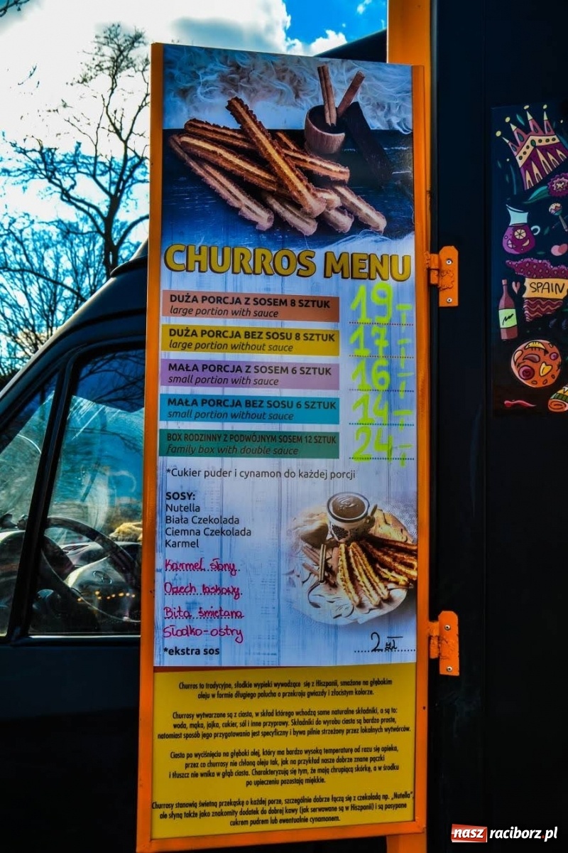 Zdjęcie w galerii na portalu naszraciborz.pl: Food trucki zaparkowały na zamkowym dziedzińcu wiadomości z regionu