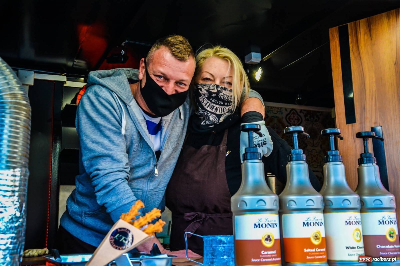 Zdjęcie w galerii na portalu naszraciborz.pl: Food trucki zaparkowały na zamkowym dziedzińcu wiadomości z regionu