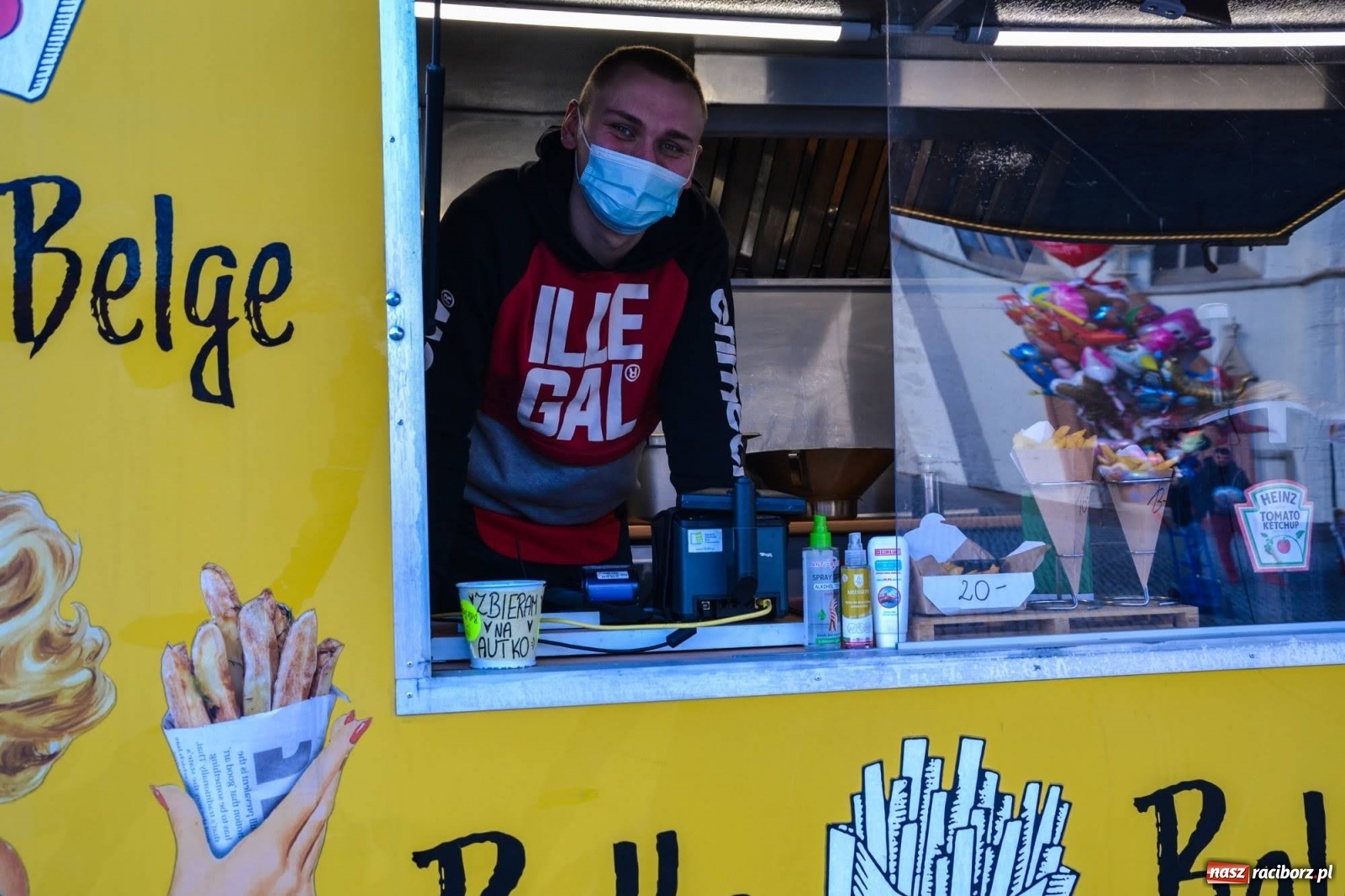 Zdjęcie w galerii na portalu naszraciborz.pl: Food trucki zaparkowały na zamkowym dziedzińcu wiadomości z regionu