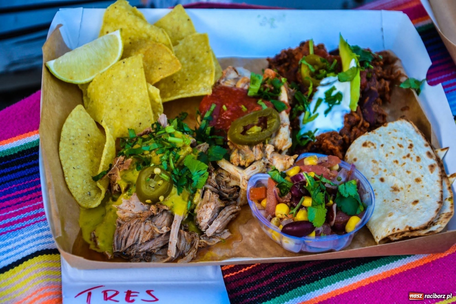 Zdjęcie w galerii na portalu naszraciborz.pl: Food trucki zaparkowały na zamkowym dziedzińcu wiadomości z regionu