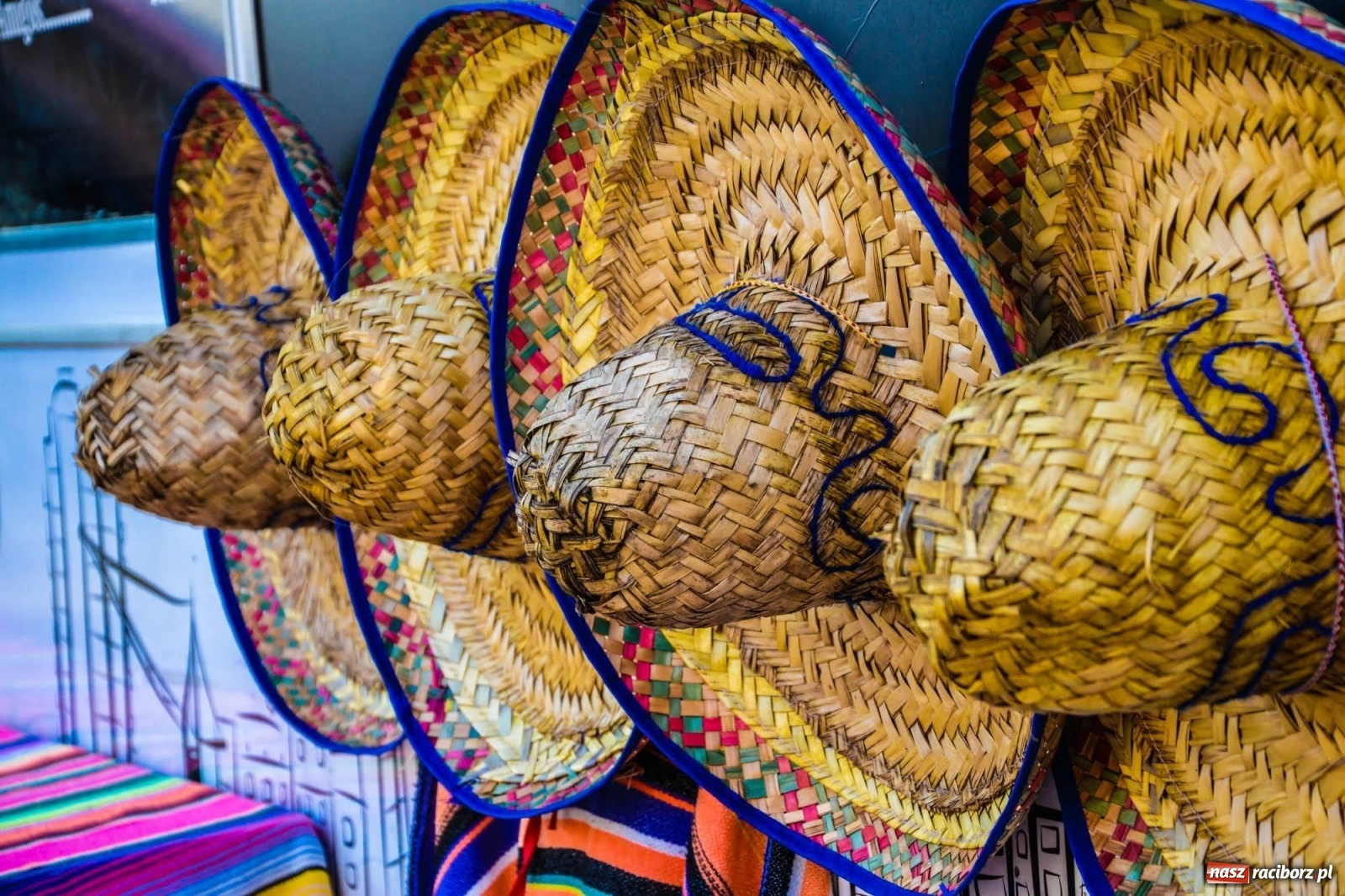 Zdjęcie w galerii na portalu naszraciborz.pl: Food trucki zaparkowały na zamkowym dziedzińcu wiadomości z regionu