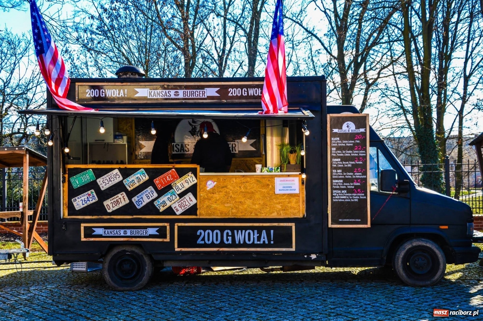 Zdjęcie w galerii na portalu naszraciborz.pl: Food trucki zaparkowały na zamkowym dziedzińcu wiadomości z regionu