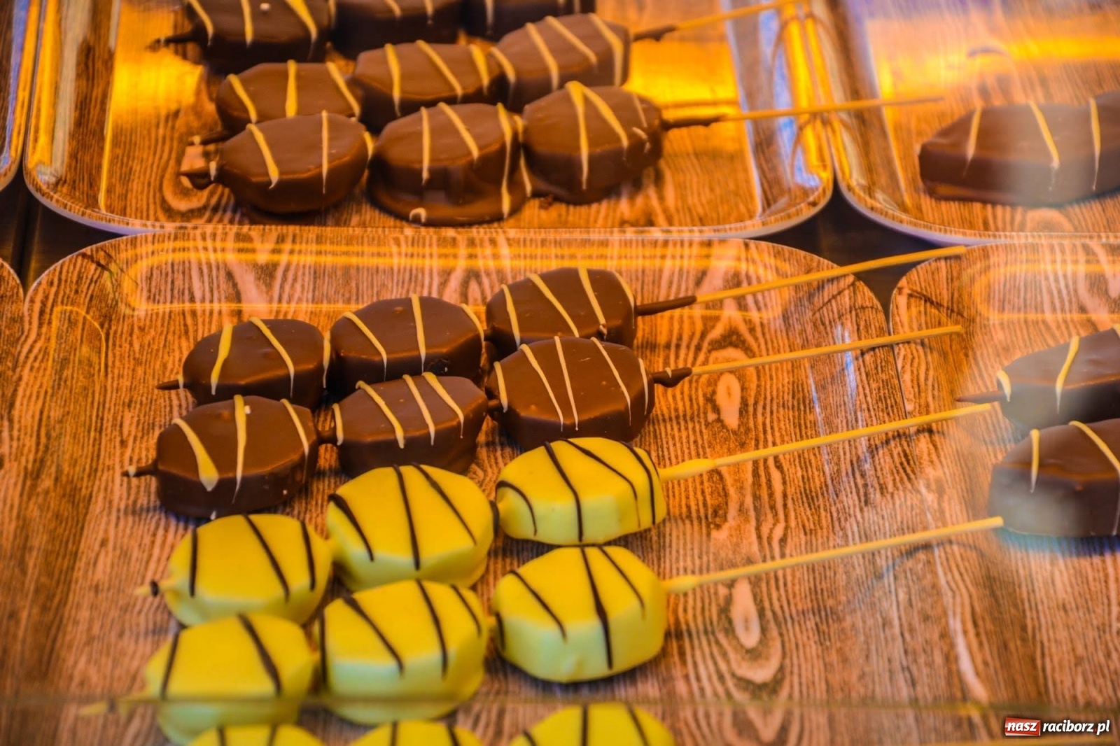 Zdjęcie w galerii na portalu naszraciborz.pl: Food trucki zaparkowały na zamkowym dziedzińcu wiadomości z regionu