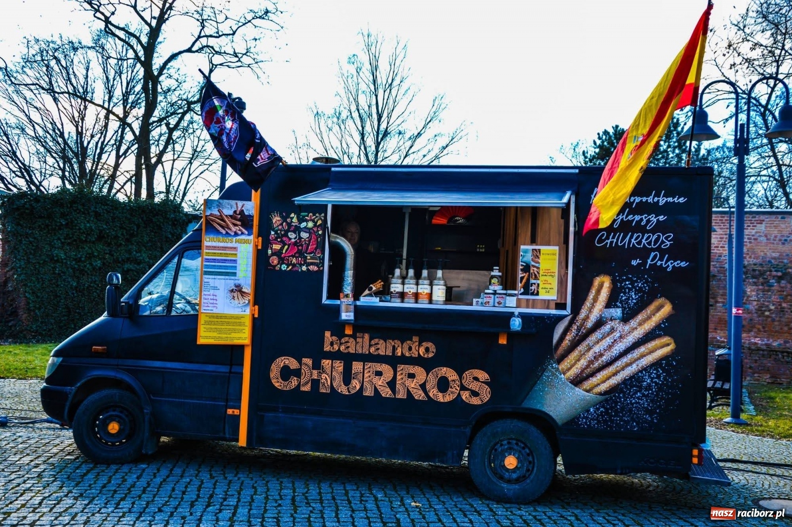 Zdjęcie w galerii na portalu naszraciborz.pl: Food trucki zaparkowały na zamkowym dziedzińcu wiadomości z regionu