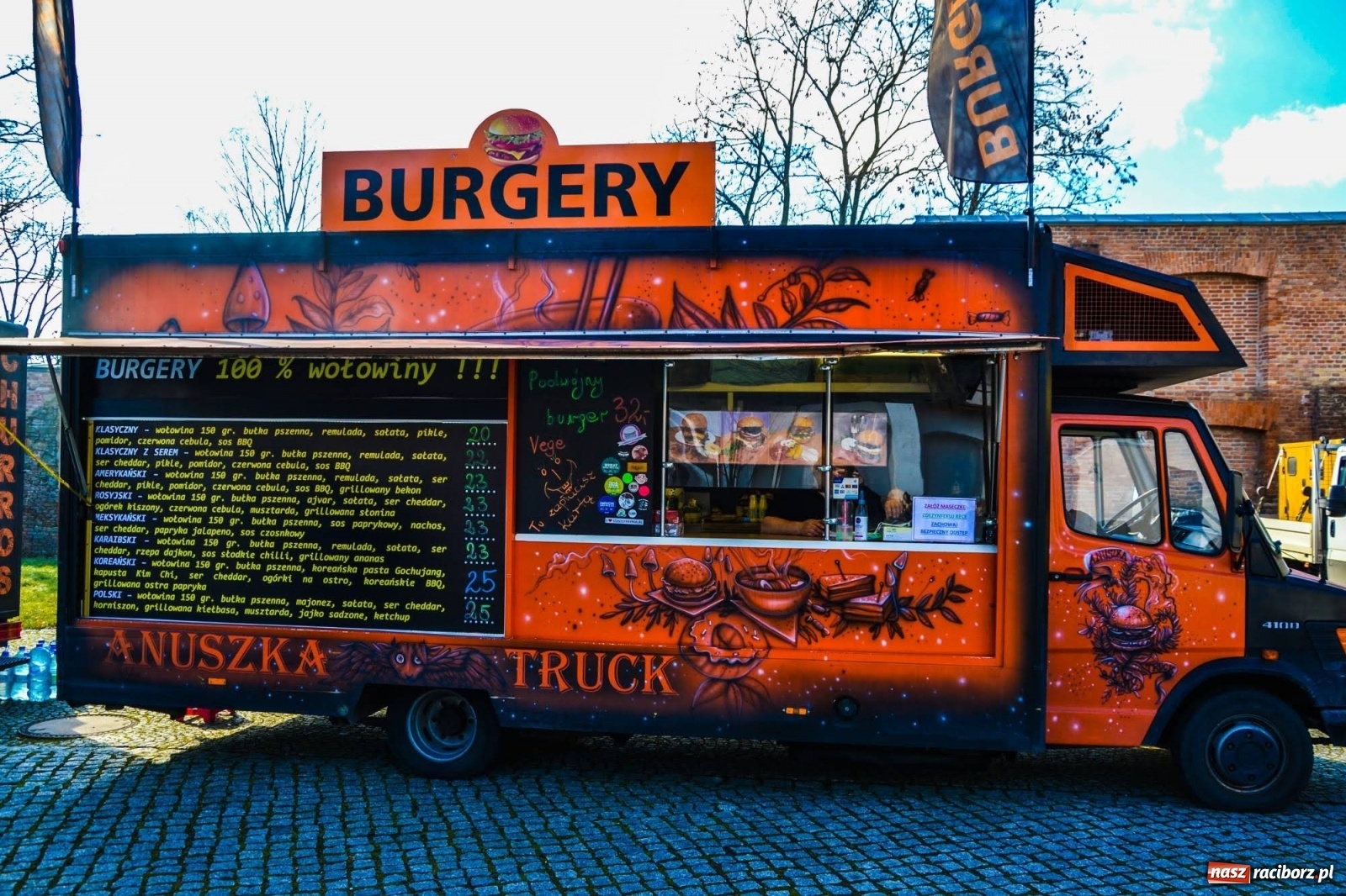 Zdjęcie w galerii na portalu naszraciborz.pl: Food trucki zaparkowały na zamkowym dziedzińcu wiadomości z regionu