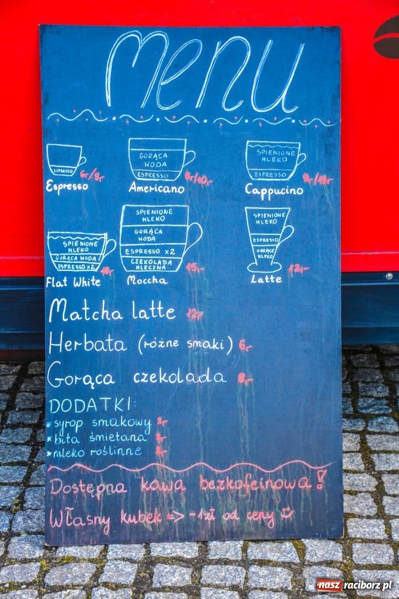 Zdjęcie w galerii na portalu naszraciborz.pl: Food trucki zaparkowały na zamkowym dziedzińcu wiadomości z regionu