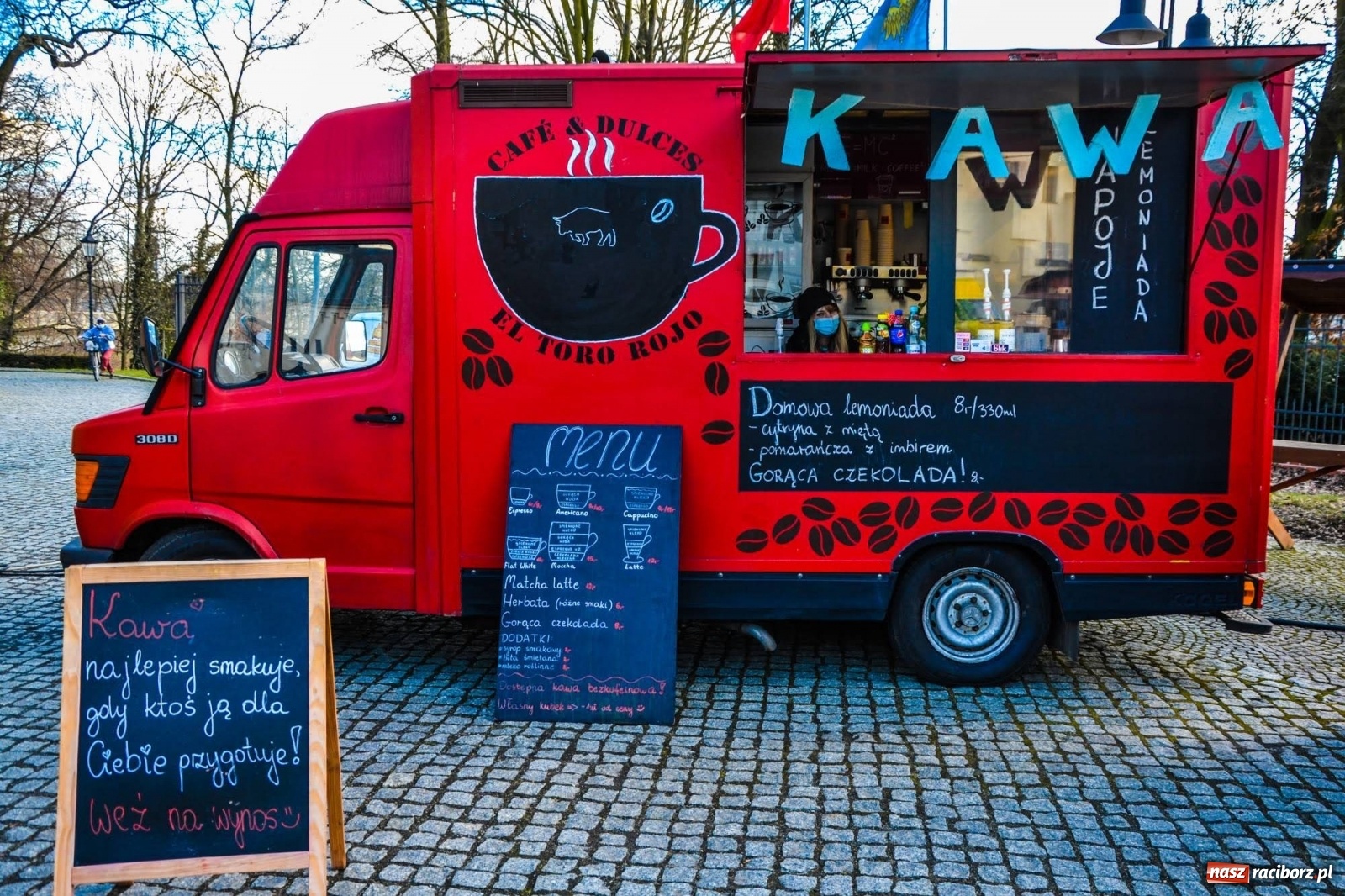Zdjęcie w galerii na portalu naszraciborz.pl: Food trucki zaparkowały na zamkowym dziedzińcu wiadomości z regionu