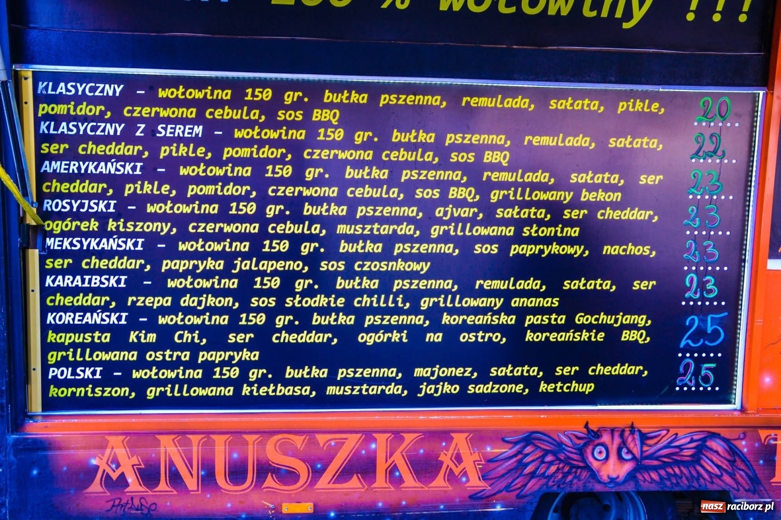 Zdjęcie w galerii na portalu naszraciborz.pl: Food trucki zaparkowały na zamkowym dziedzińcu wiadomości z regionu