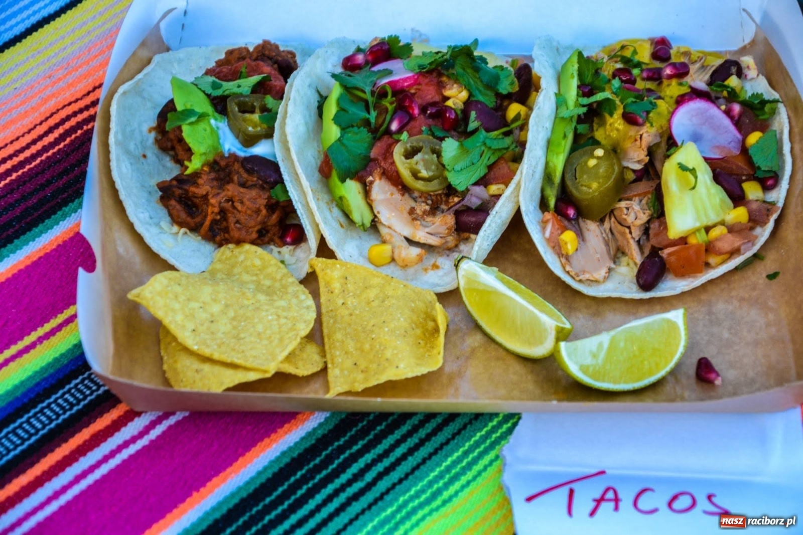 Zdjęcie w galerii na portalu naszraciborz.pl: Food trucki zaparkowały na zamkowym dziedzińcu wiadomości z regionu