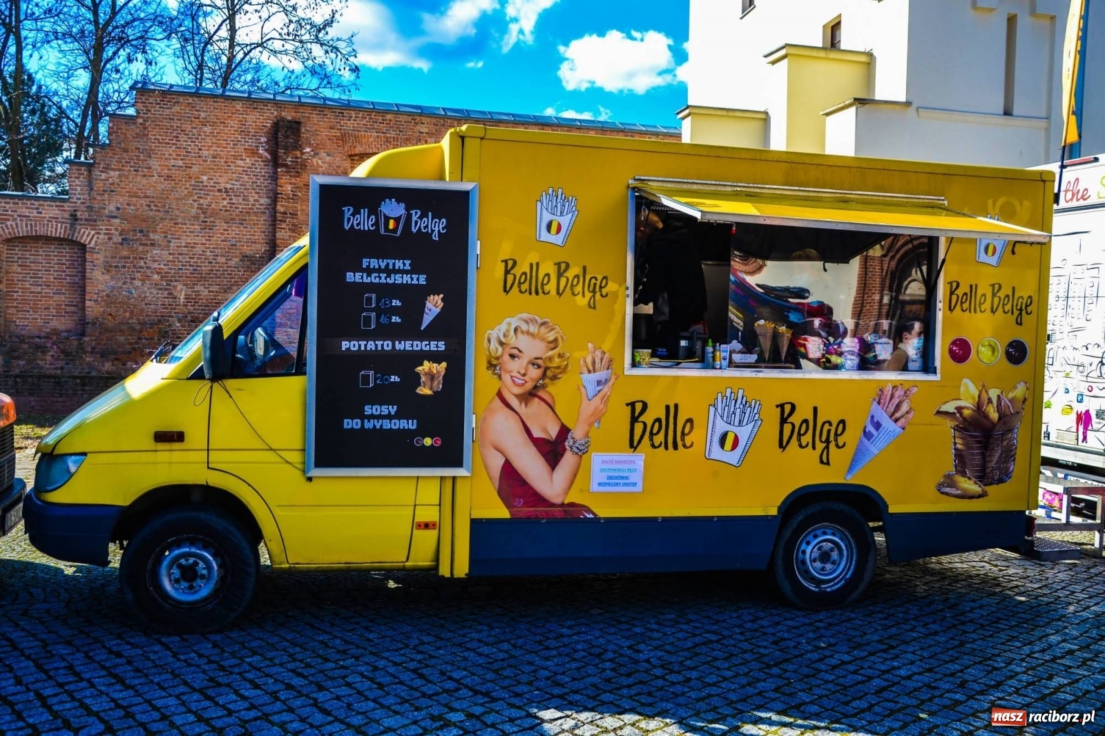 Zdjęcie w galerii na portalu naszraciborz.pl: Food trucki zaparkowały na zamkowym dziedzińcu wiadomości z regionu