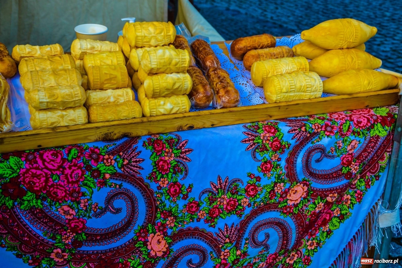 Zdjęcie w galerii na portalu naszraciborz.pl: Food trucki zaparkowały na zamkowym dziedzińcu wiadomości z regionu