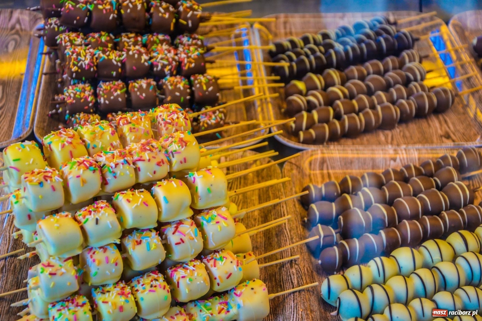 Zdjęcie w galerii na portalu naszraciborz.pl: Food trucki zaparkowały na zamkowym dziedzińcu wiadomości z regionu