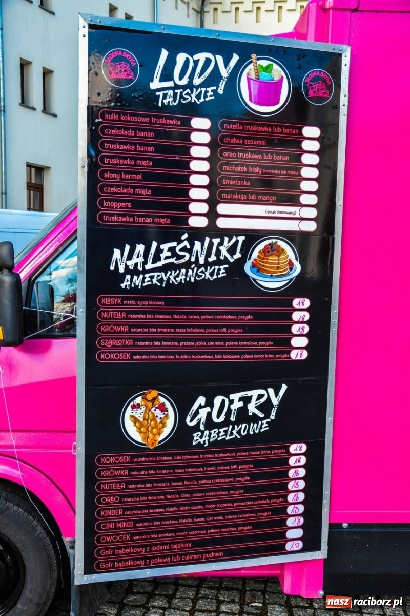 Zdjęcie w galerii na portalu naszraciborz.pl: Food trucki zaparkowały na zamkowym dziedzińcu wiadomości z regionu