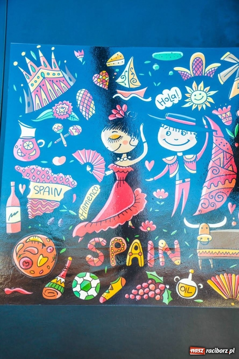 Zdjęcie w galerii na portalu naszraciborz.pl: Food trucki zaparkowały na zamkowym dziedzińcu wiadomości z regionu