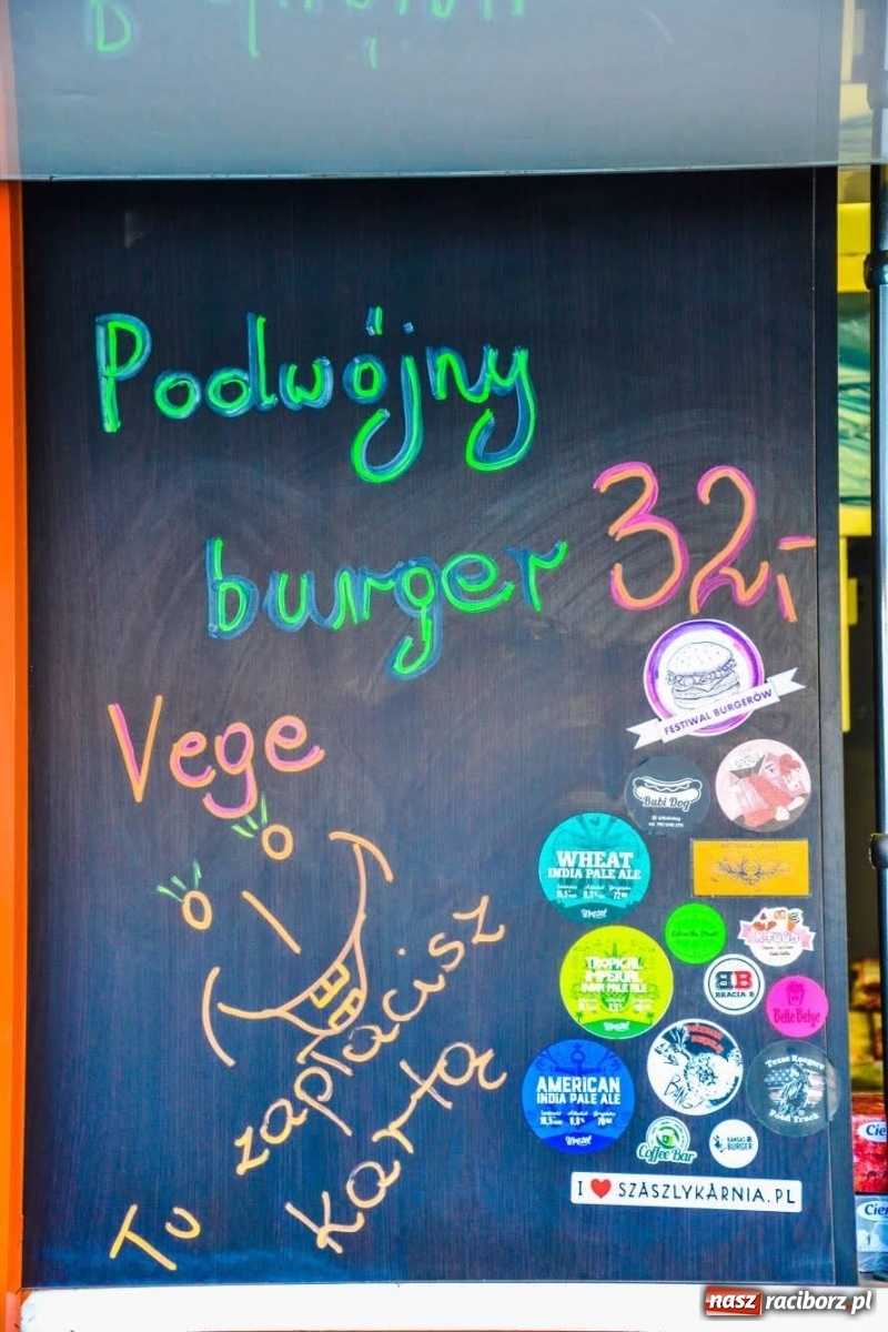 Zdjęcie w galerii na portalu naszraciborz.pl: Food trucki zaparkowały na zamkowym dziedzińcu wiadomości z regionu